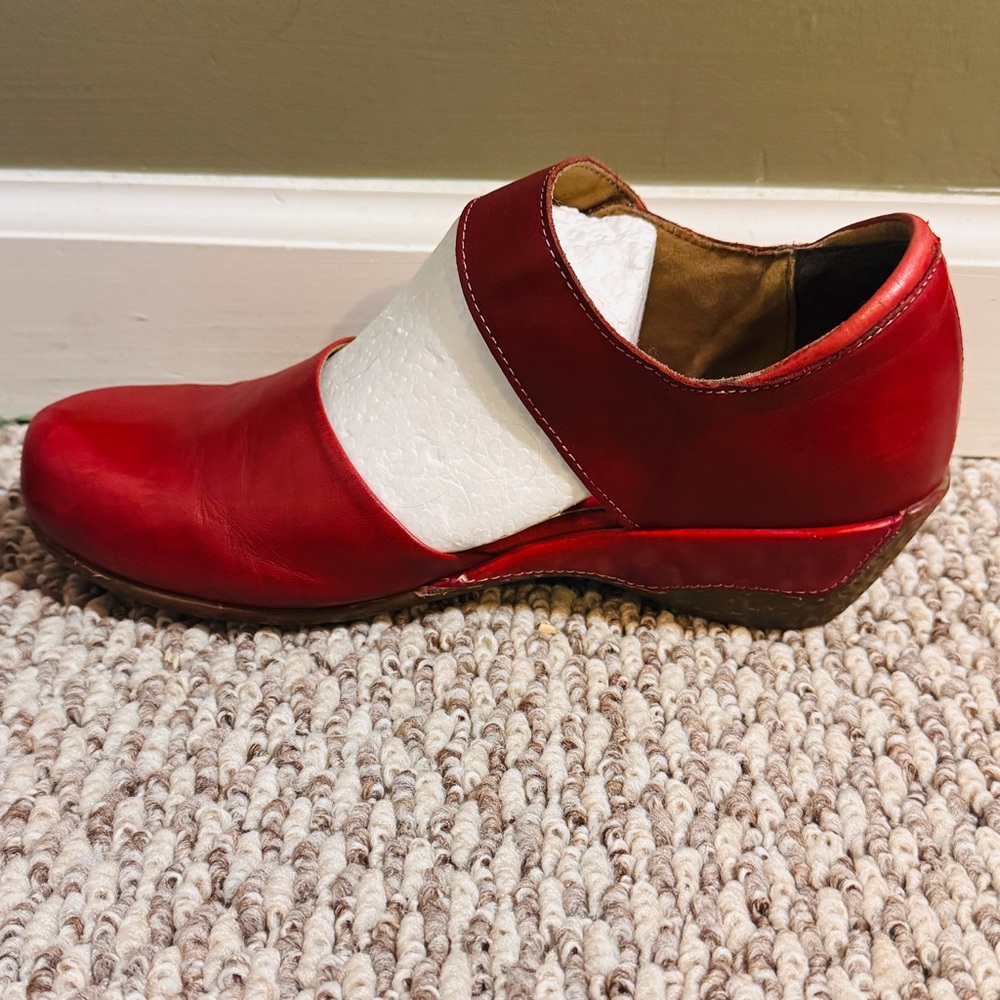 Bright Red L’Artiste Leather Sassy Comfortable Mary Jane Style Shoes! - Picture 7 of 16